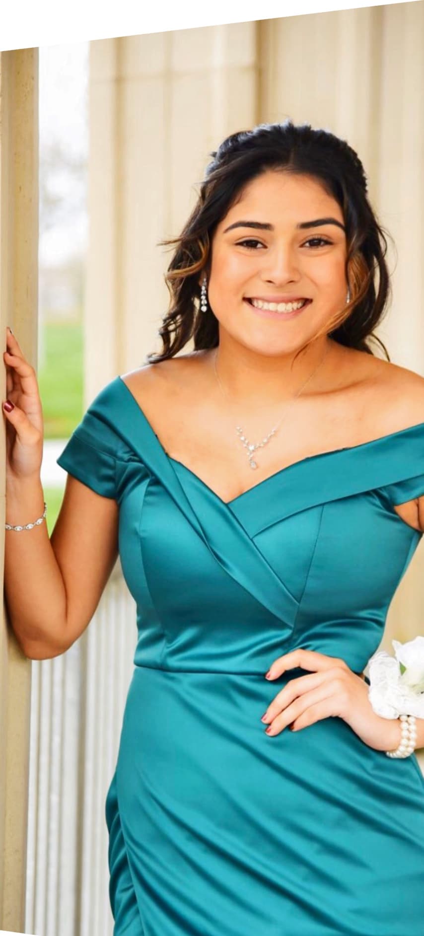 <b>Jacqueline</b>
<br>
<i>River City High School</i>
<br>Jacqueline ha recibido muy buenas calificaciones desde niña y piensa estudiar ingeniería eléctrica en una universidad de California.