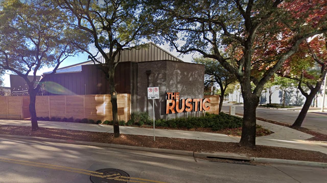 The Rustic es un bar al aire libre y en el que presentan música en vivo. En este lugar será la Watch Party oficial de los Houston Texans por lo que se espera un buen ambiente el próximo domingo.