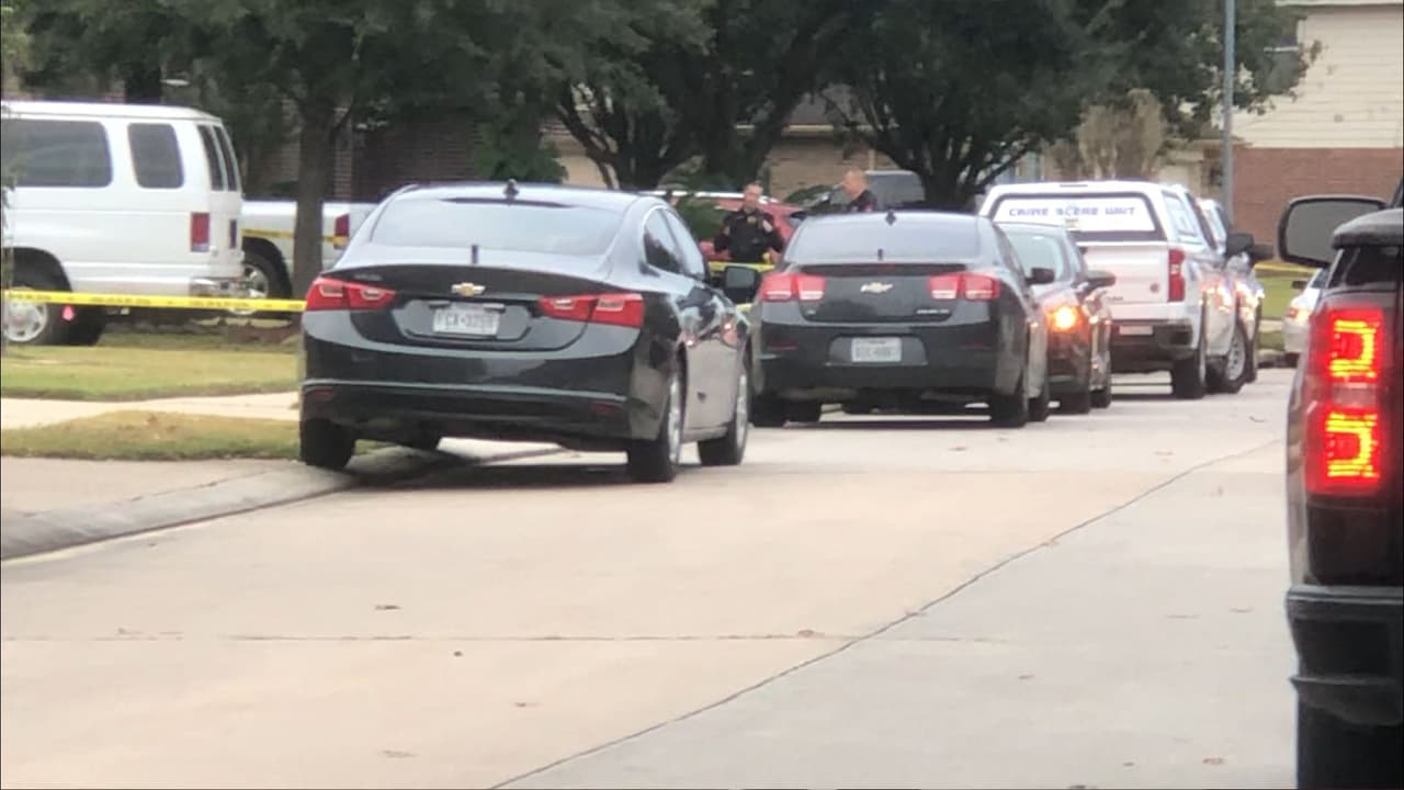 Las autoridades recibieron el reporte de una mujer que indicaba que su hermano la llamó y le dijo que había tenido una pelea con su esposa. Al llegar los oficiales encontraron a una mujer muerta.