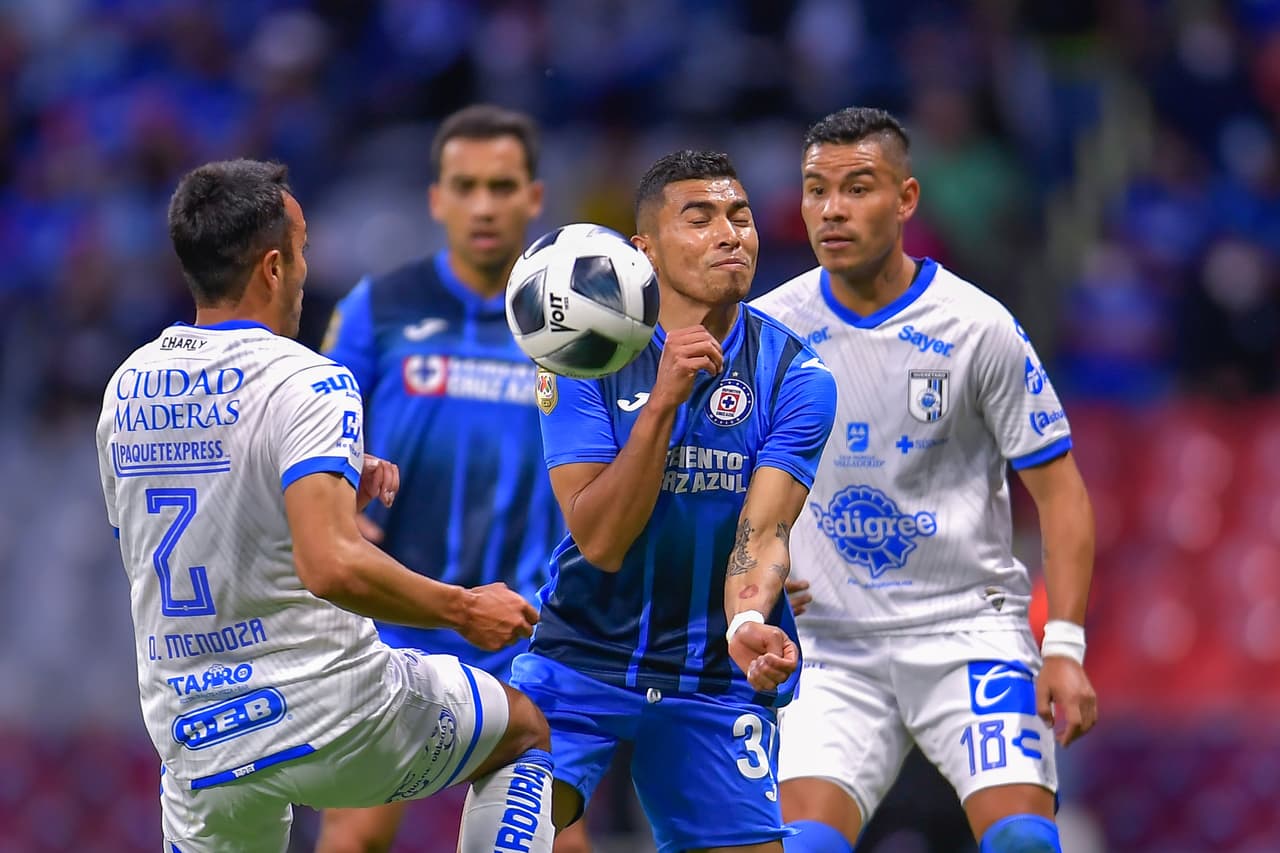 Cruz Azul recuperó la memoria y volvió a ganar ante unos Gallos Blancos que apretaron pero no pudieron hacer más.