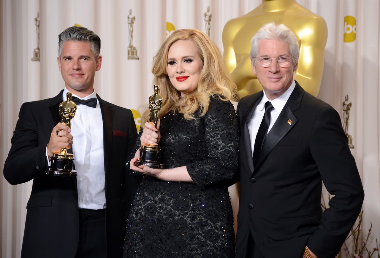 Después de entregarle el Oscar a Mejor Canción a Adele y Paul Epworth por 'Skyfall', en los Oscar 2013.