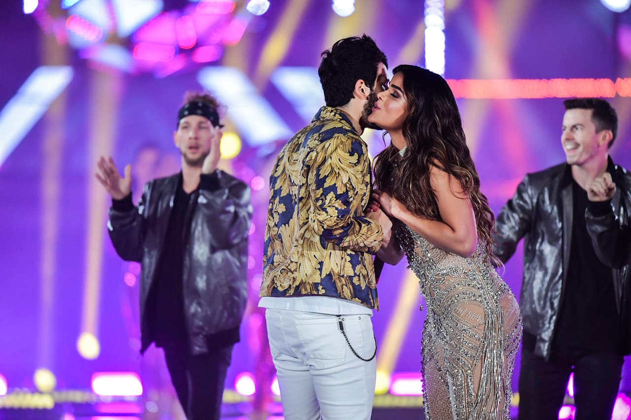 Por lo que ella terminó despidiéndose de él con otro besito.