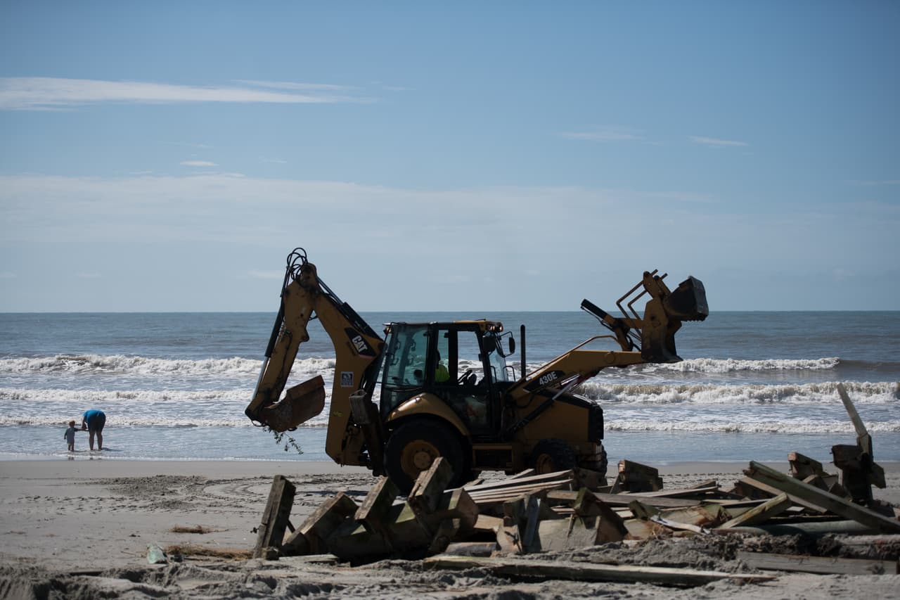 La
<a href="https://www.univision.com/local/north-carolina-wuvc/activan-150-tropas-de-la-guardia-nacional-en-carolina-del-norte-en-respuesta-a-isaias-video">Guardia Nacional</a> y las unidades de rescate locales continúan ejerciendo las labores de limpieza y recuperación.