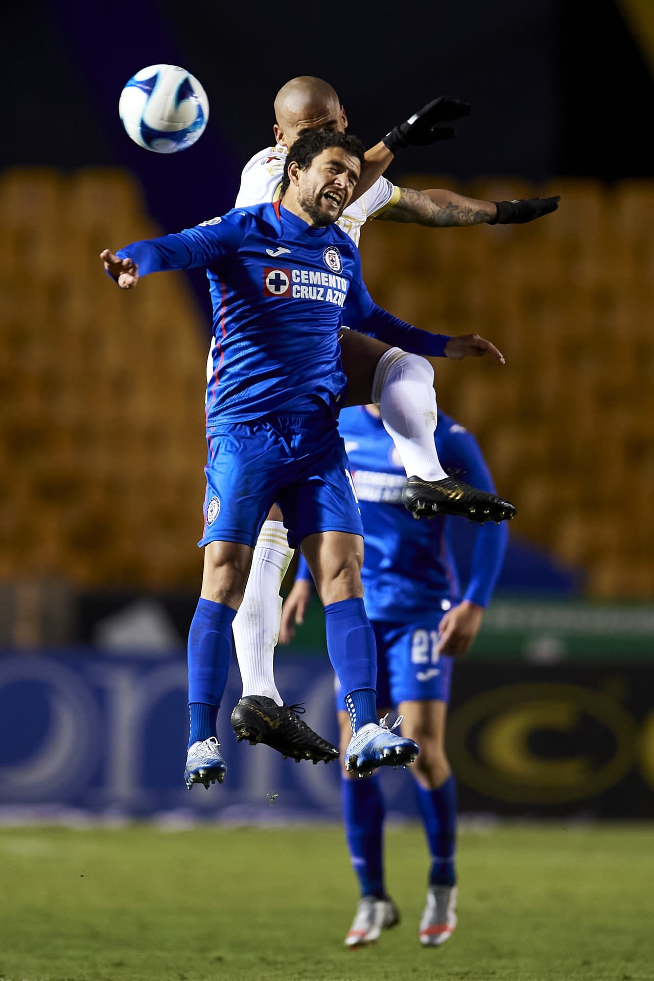 Los Tigres no tienen un buen regreso y Cruz Azul vence 0-2 en el Volcán. Cruz Azul se sitúa en la tercer posición con 12 unidades y los regios se quedan en la décima plaza con 7 unidades, aunque tienen un partido menos que los demás.