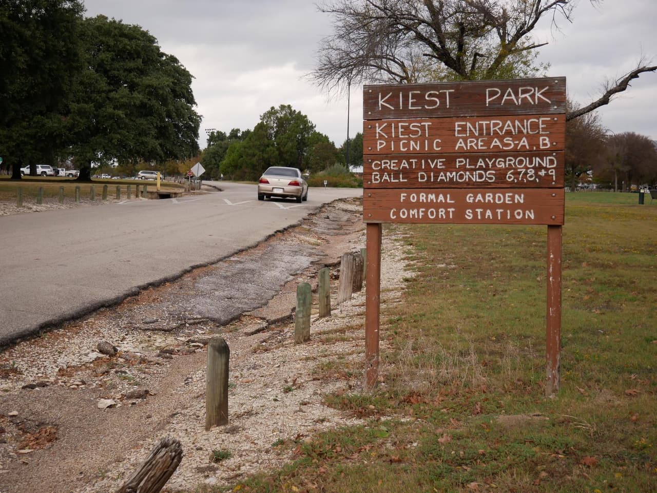 Autoridades de Dallas buscan a una persona enmascarada acusada de atacar a dos mujeres en un parque