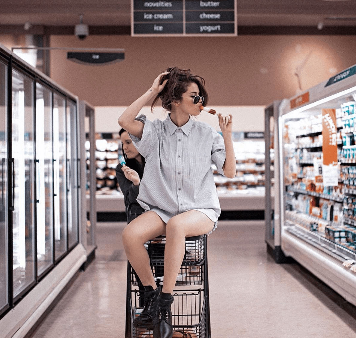 Cuando no le alcanzó el dinero para rentar un estudio fotográfico y armo sesión la tienda de autoservicio.