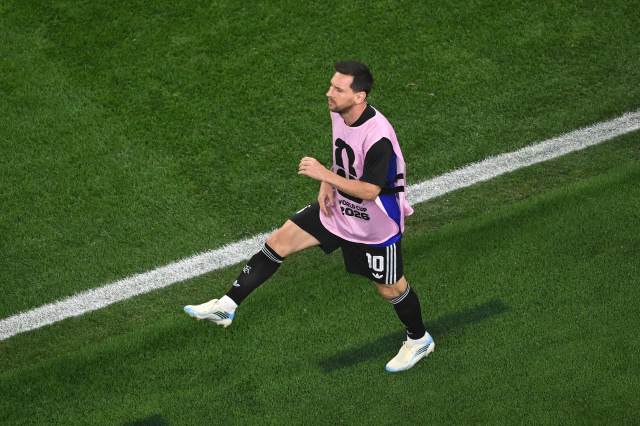 Otra perspectiva de Messi antes de ingresar al partido.