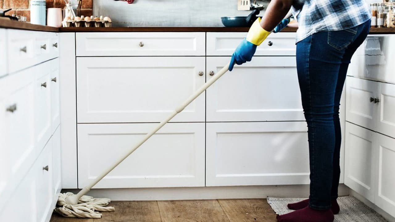 <b>Vacía el área que vas a limpiar</b>
<br>Para que la limpieza sea profunda, lo que se recomienda es sacar todo del espacio que vas a limpiar. Si se trata de una habitación, algunos recomienda sacar hasta los muebles. De esta forma no sólo puedes asear mejor, sino que conforme coloques los objetos de regreso puedes dar una nueva disposición a ese espacio.