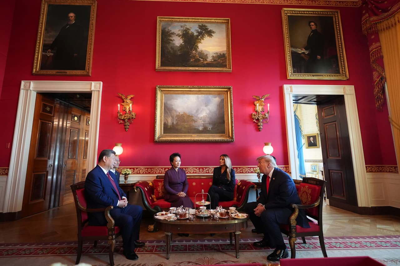 El presidente Donald Trump, a la derecha, y la primera dama Melania Trump asisten a un té con el presidente chino Xi Jinping, a la izquierda, y su esposa Peng Liyuan en el Salón Rojo de la Casa Blanca, el viernes 25 de septiembre de 2026, en Washington.