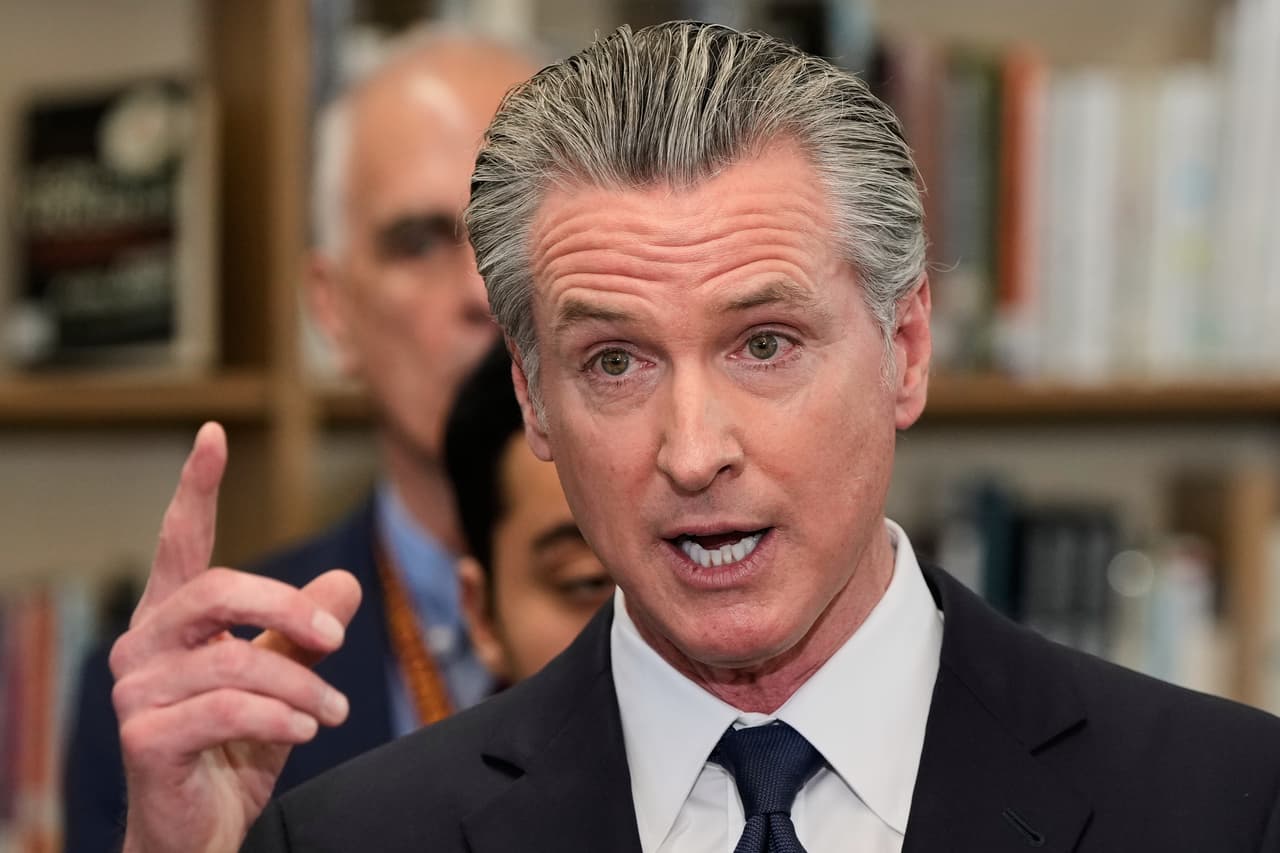 Gavin Newsom desafía decreto de Donald Trump sobre voto por correo y lo llevará a tribunales