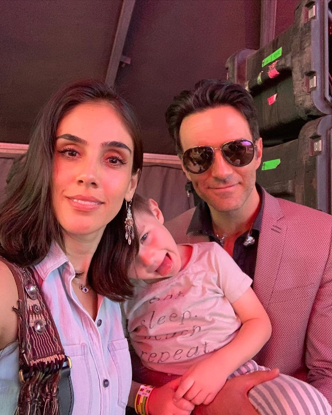 Mantuvieron un
<b><a href="https://www.univision.com/famosos/la-historia-de-amor-de-sandra-echeverria-y-leonardo-de-lozanne-cumple-6-anos-fotos#fb4f47b10000" target="_blank">noviazgo de tres años</a></b> hasta que se casaron el 18 de octubre de 2014 en Los Ángeles y en septiembre de 2015 nació
<b><a href="https://www.univision.com/famosos/mama-tienes-que-estar-muy-brave-hijo-de-sandra-echeverria-la-sienta-en-el-campo-de-futbol-y-la-motiva-video" target="_blank">Andrés, hasta ahora su único hijo</a></b>.
<br>