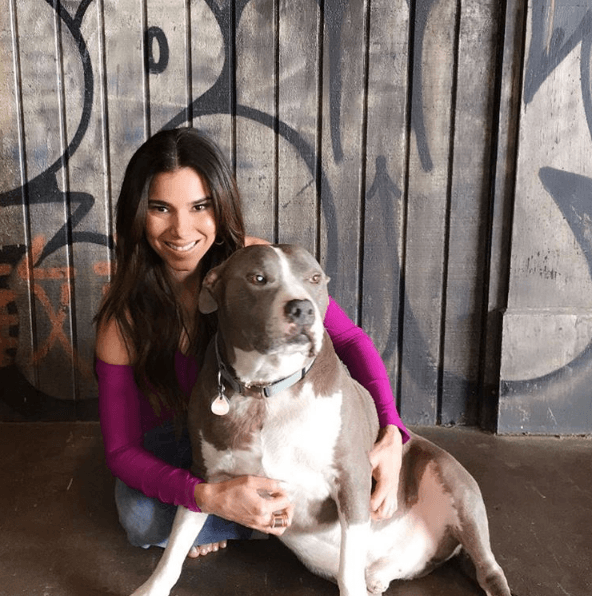 Su ropa y estilo es sencillo, de colores neutros.