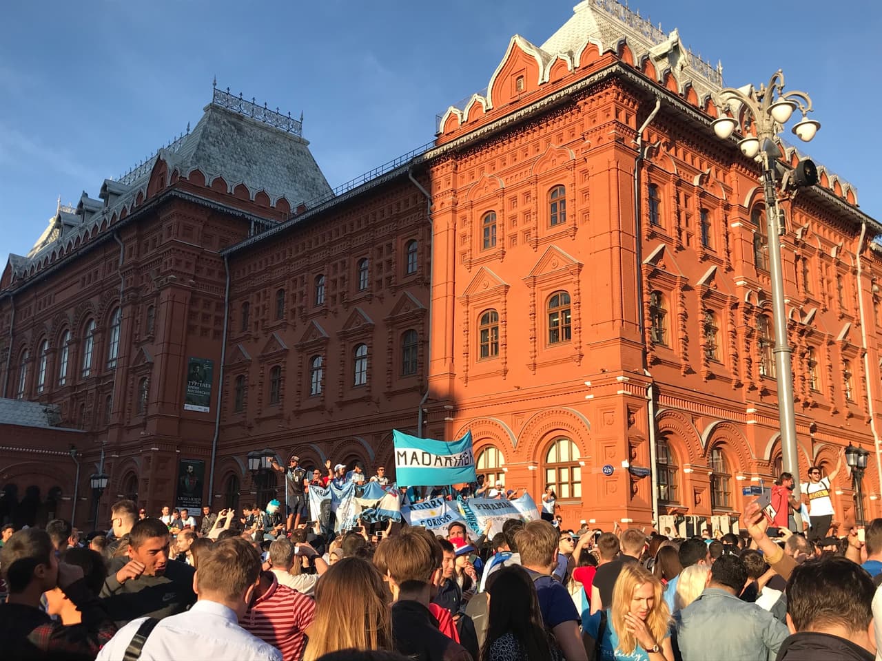El colorido y el ambiente de los albicelestes es inigualable, incluso ha resultado contagioso para otras aficiones.
