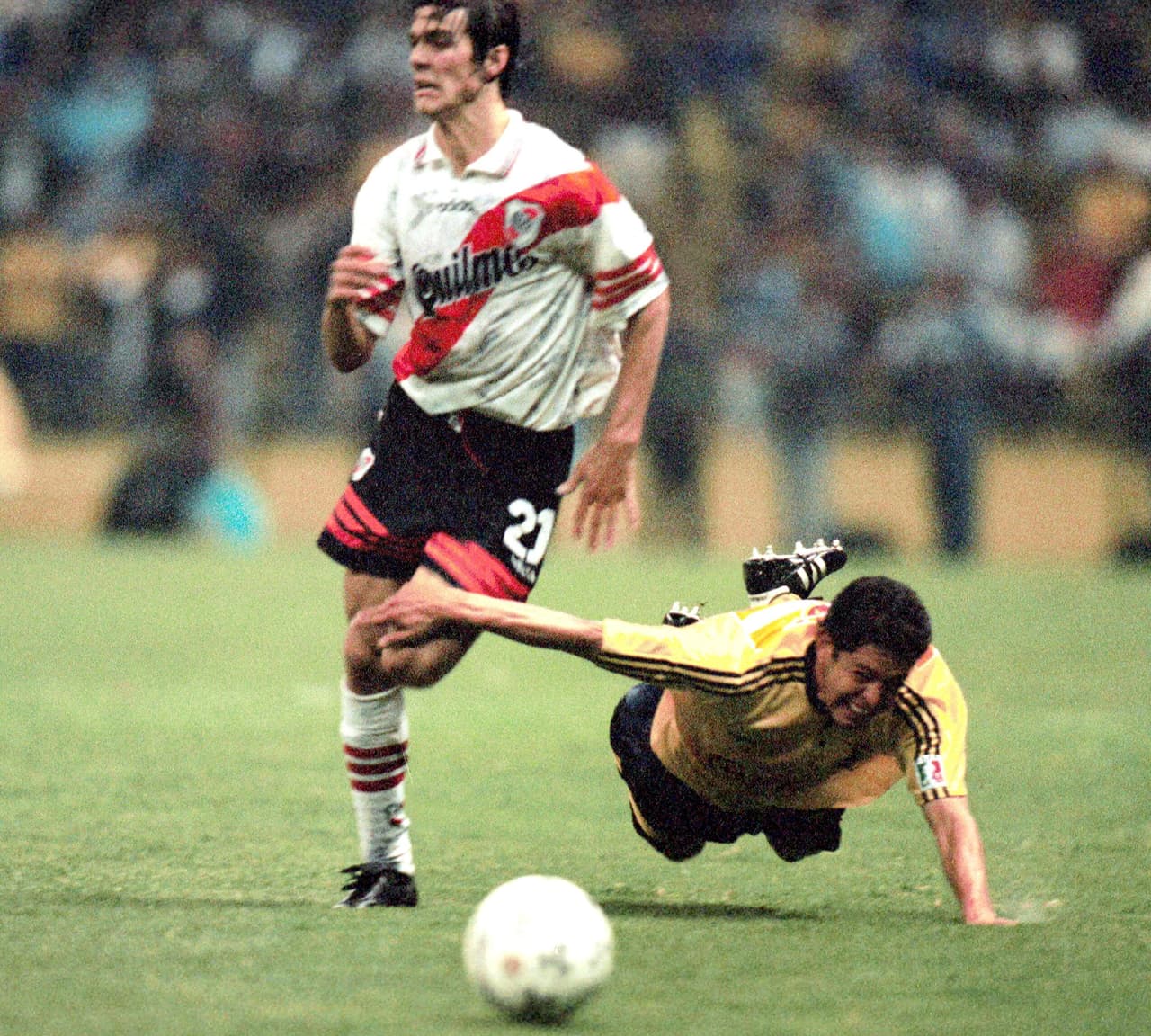Su debut como futbolista profesional fue en el River Plate en 1996.