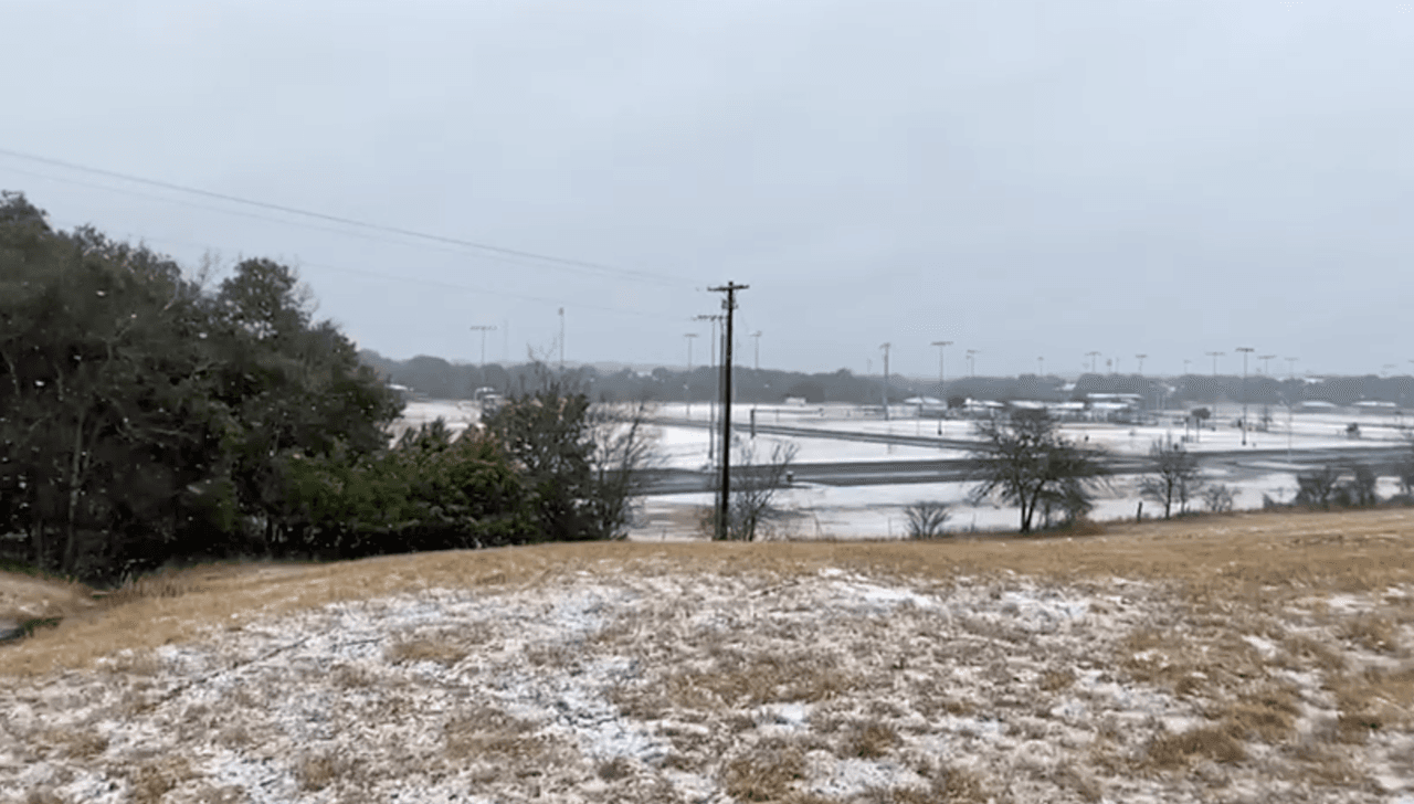Asegúrese que su vehículo está completamente libre de hielo o nieve antes de iniciar el viaje. La nieve volando de los coches provoca accidentes.
<br>
<br>Si usted está conduciendo, y empieza a patinar, mantenga la calma, suelte su pie del acelerador y gire las ruedas en la dirección que desea que la parte delantera del vehículo vaya. Si usted tiene un sistema de frenos antibloqueo (ABS por sus siglas en ingls), aplique una presión constante sobre el pedal de freno. Nunca bombee los frenos en un vehículo equipado ABS.
<br>
<br>