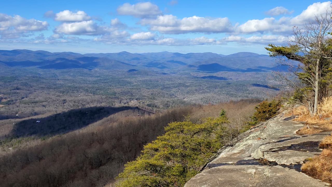 Debes tomar en cuenta que no hay barreras de seguridad, por lo que deberás ser extremadamente cauteloso al acercarte a las orillas de los riscos.