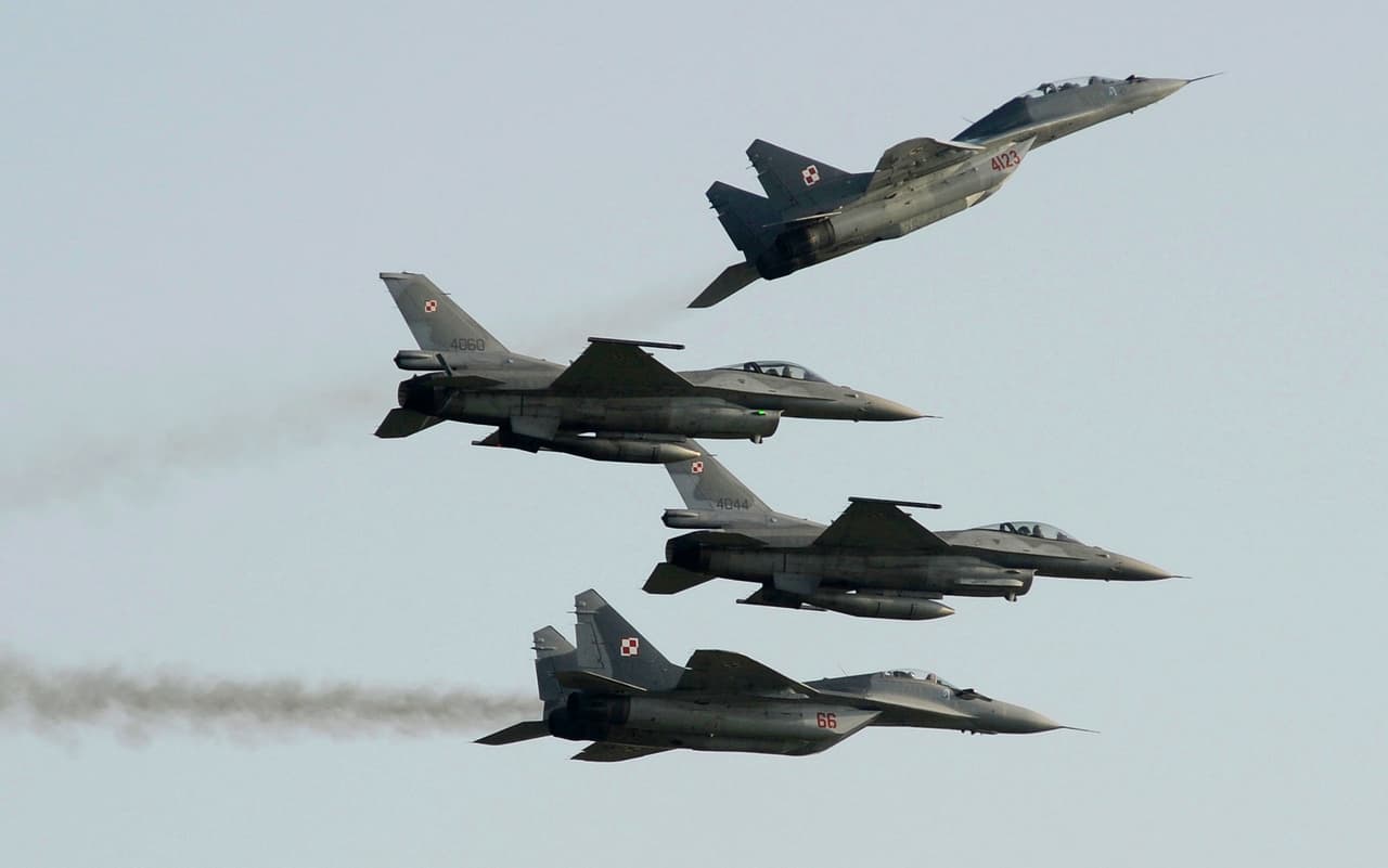 Polonia cuenta con aviones MiG-29 de origen soviético y con F-16 estadounidenses. En la imagen de 2011, se pueden ver dos unidades de cada modelo.