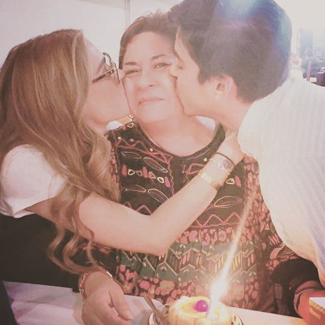 Pero también se dio tiempo de disfrutar en compañía de su familia. Aquí con su mami y un sobrino.