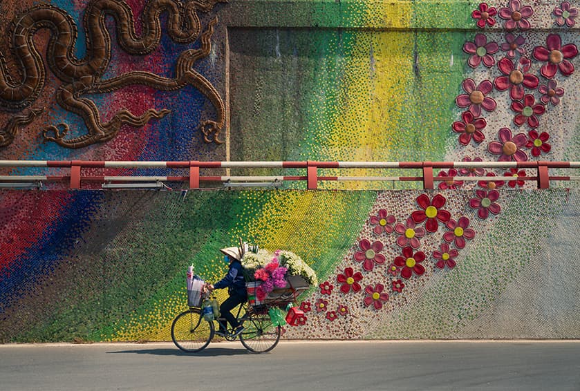 <b>La vendedora de flores de Vietnam</b>
<br>
<br>“Hace cien años había solo 36 calles pero ahora hay muchas más, la cultura callejera es muy fuerte en Hanoi”, explicó el autor de esta foto. “Aunque muchas tiendas, la gente de las calles antiguas prefieren a los vendedores ambulantes”, agregó.
<br>