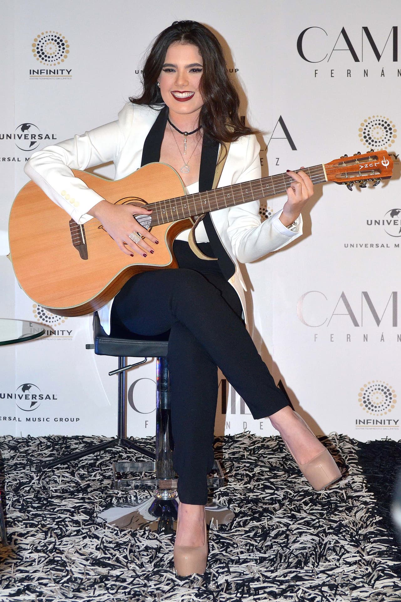 Hasta ahora, es la única de los hijos del 'Potrillo' que se dedica a la música. Sin duda, heredó el talento de su padre.