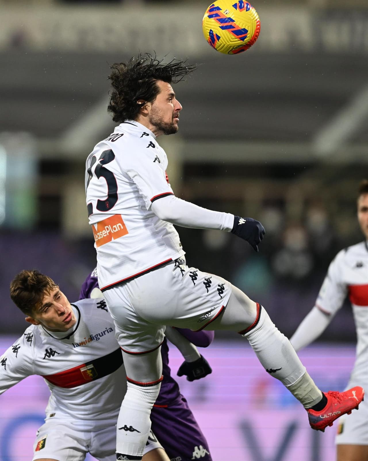 La Fiorentina no tuvo piedad del Genoa y propinó una goliza de 6-0 durante la Jornada 22 en la Serie A. Cristiano Biraghi fue el único en hacer doblete, mientras que Álvaro Odriozola, Giacomo Bonaventura, Dusan Vlahovic y Lucas Torreira sumaron goles para el triunfo de la 'Fiore'; Johan Vasqez no jugó.