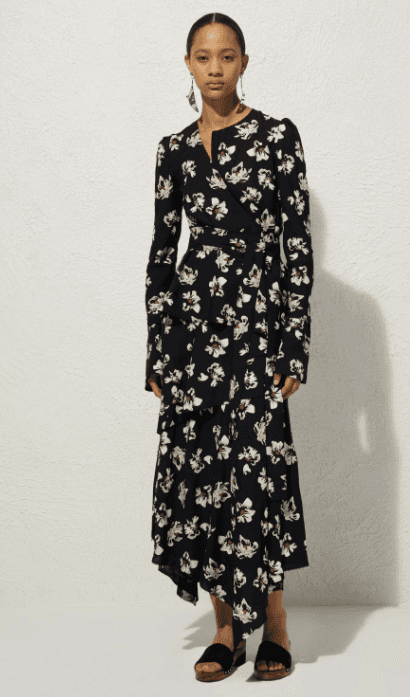 El traje negro de estampado floral y corte setentero fue diseñado por
<b>Proenza Schouler</b> y salió al mercado por un valor de
<a href="http://www.saksfifthavenue.com/main/ProductDetail.jsp?FOLDER%3C%3Efolder_id=2534374306418048&PRODUCT%3C%3Eprd_id=845524446974240&R=888209131547&P_name=Proenza+Schouler&N=4294911991+306418048+399545540&bmUID=luVn99f">342 dólares</a>