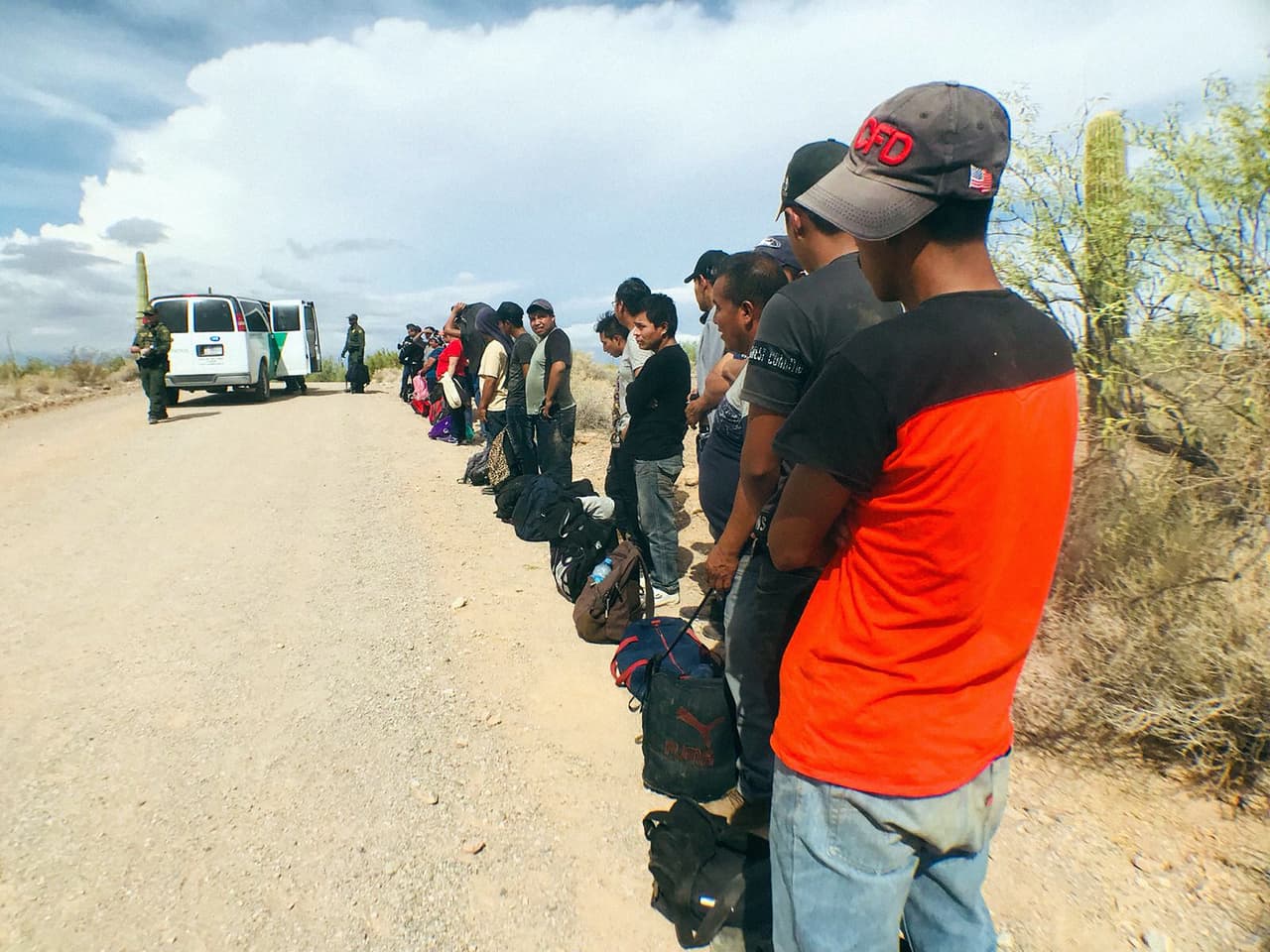 Los viajantes llegan por las noches en autobús desde el sur de México.
<b>Cruzan la valla limítrofe y esperan a la Patrulla Fronteriza a un lado de la carretera. </b>