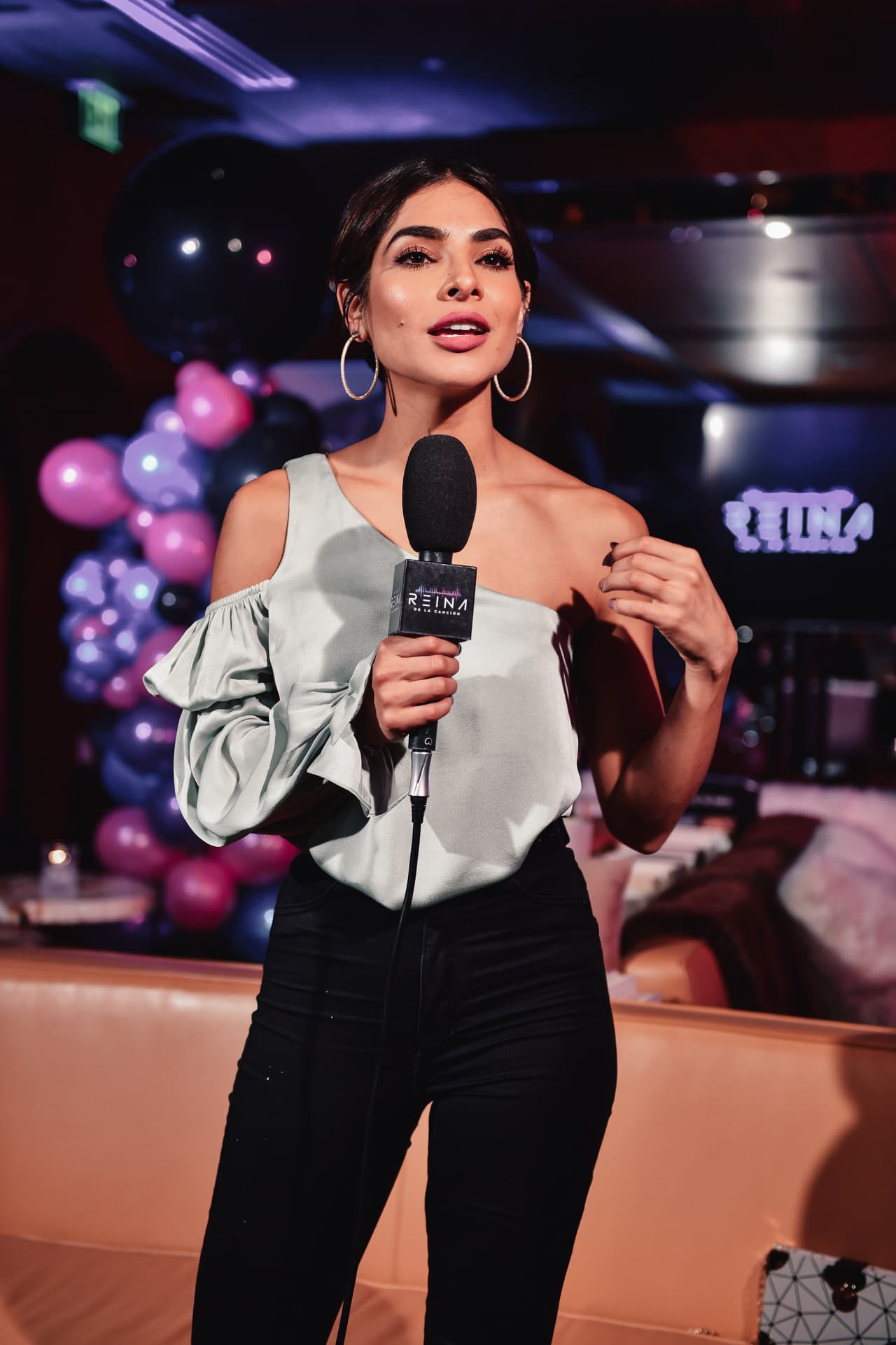 Aquí, Alejandra Espinoza da la bienvenia los invitados a esta reunión, todos amigos cercanos de la casa Univision.