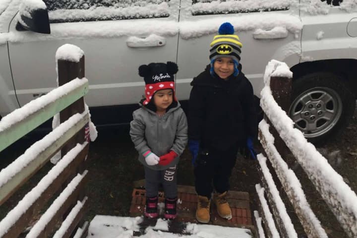 Muchos aprovecharon el raro evento para tomarse fotos, jugar con la nieve y construir el tradicional muñeco navideño.