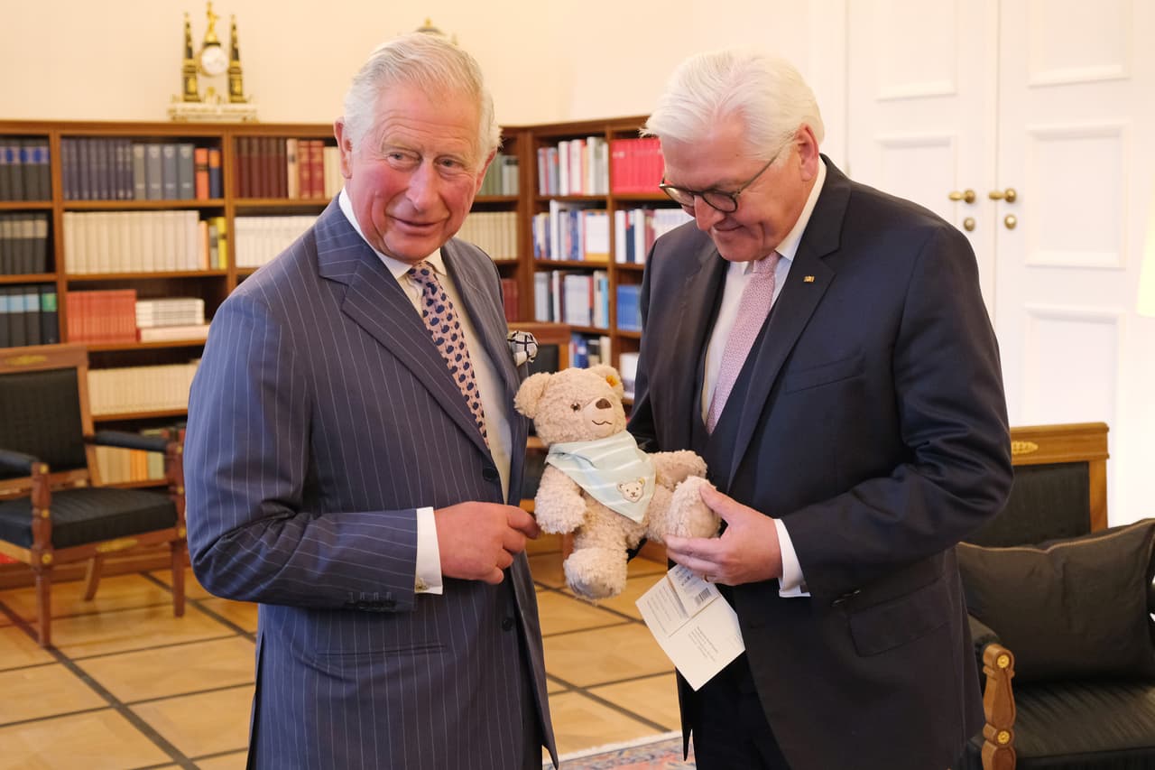 Por ejemplo, el abuelo de Archie,
<b>el príncipe Carlos, recibió</b> esta semana
<b>un osito de peluche</b> de manos del presidente alemán,
<b>Frank-Walter Steinmeier,</b> durante la vista oficial que hizo junto a su esposa Camilla Parker.