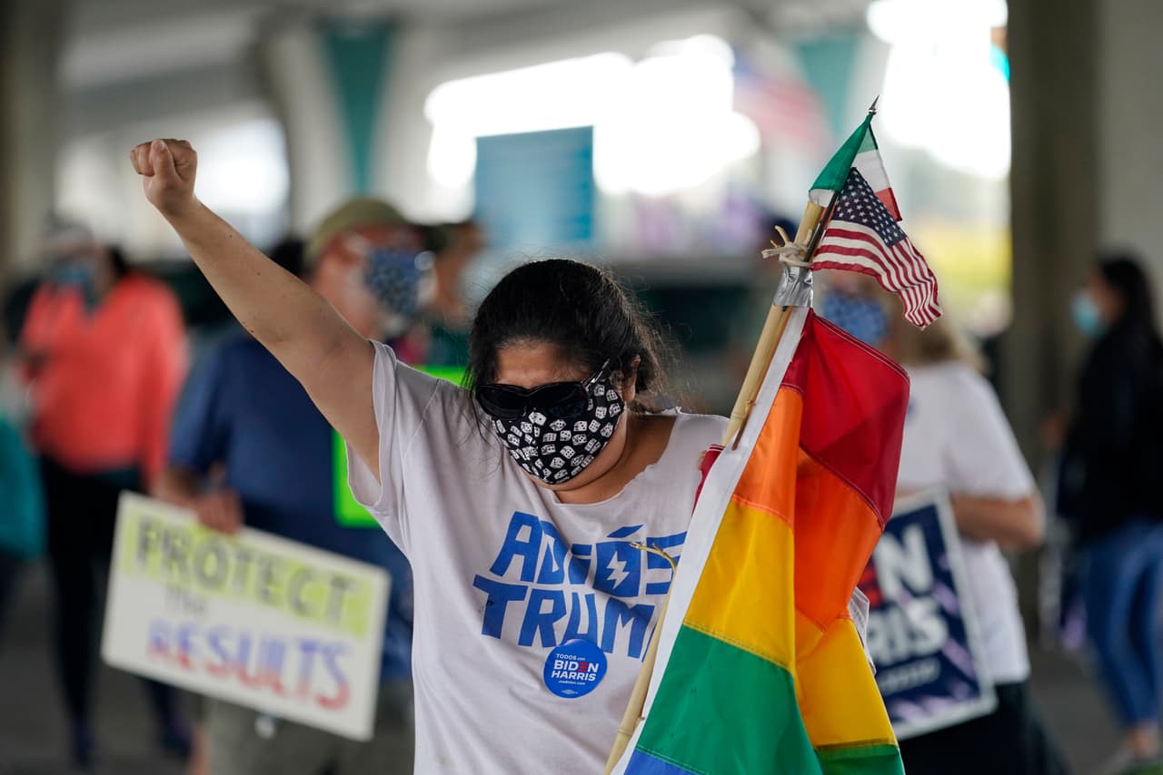 Las celebraciones tras la victoria de Joe Biden y Kamala Harris fueron el combustible para una estampida de fiestas de norte a sur en los 50 estados de Estados Unidos.
<br>
<br>Esta imagen es una estampa de las manifestaciones en San Antonio en las que los hispanos y la comunidad LGTBQ también fueron parte de las fiestas.
<br>