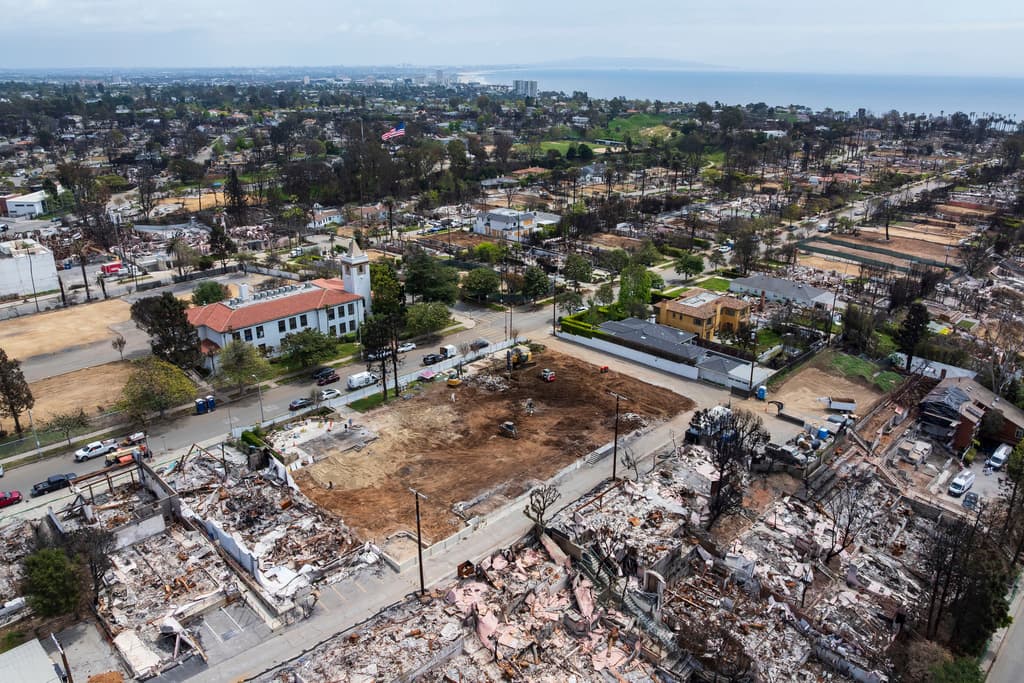<b>La iglesia como testigo de la historia de Pacific Palisades</b>: A través de su centenario, la iglesia ha sido un testigo de los cambios y el crecimiento de la comunidad, y ahora se enfrenta a la tarea de reconstruir una nueva historia.