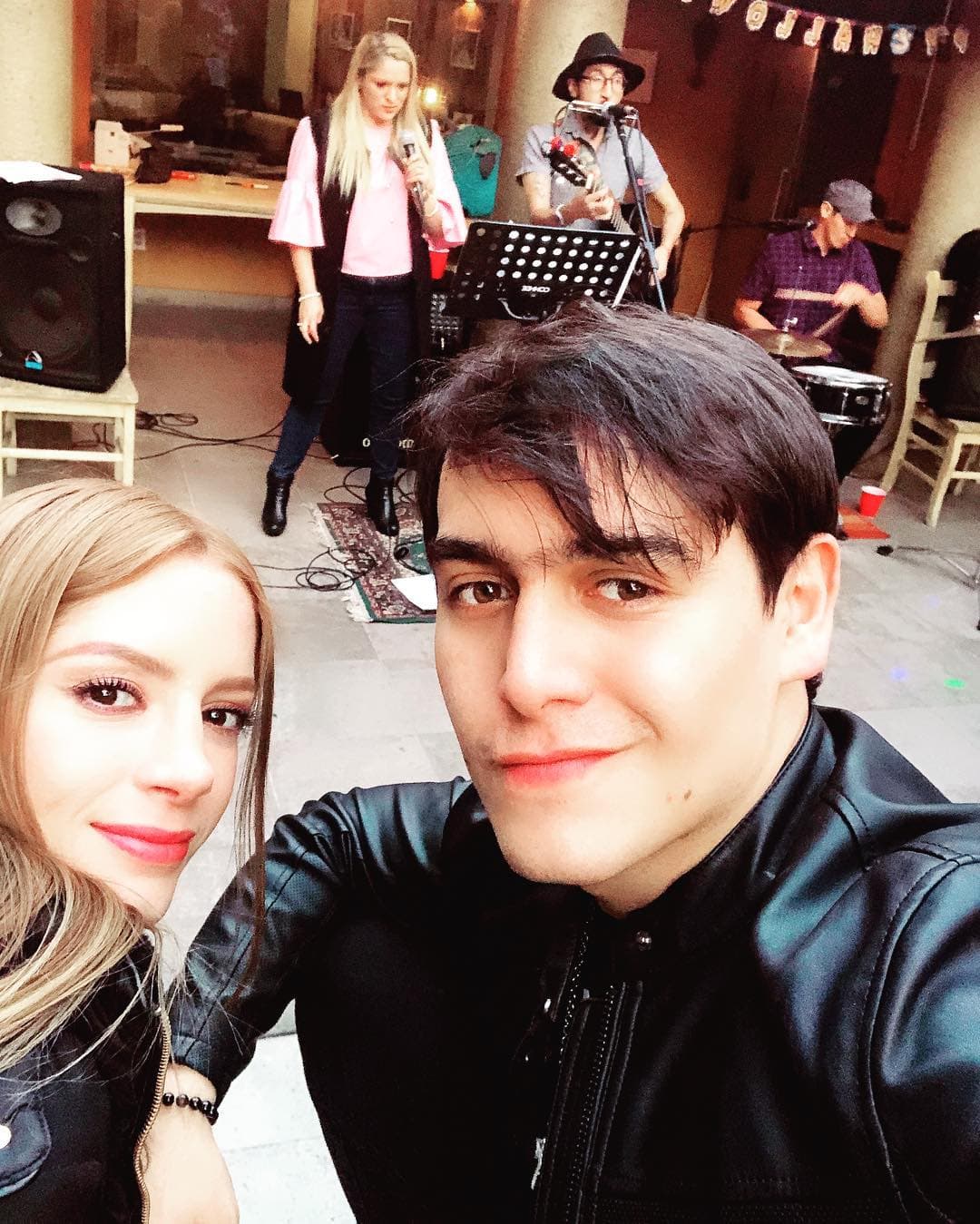 Al ser cuestionada sobre el tipo de música con el que debutará, anticipó que será "como pop, más pop, algo de urban también".