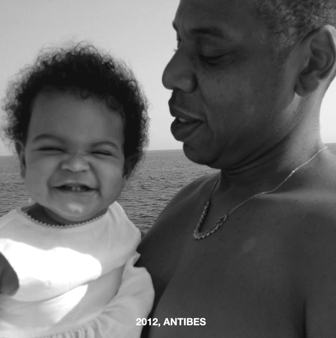 Beyoncé publicó la sesión de fotos de su embarazo e imágenes de su relación con Jay Z en un álbum titulado "Tres corazones", haciendo referencia a los gemelos que dará a luz.
