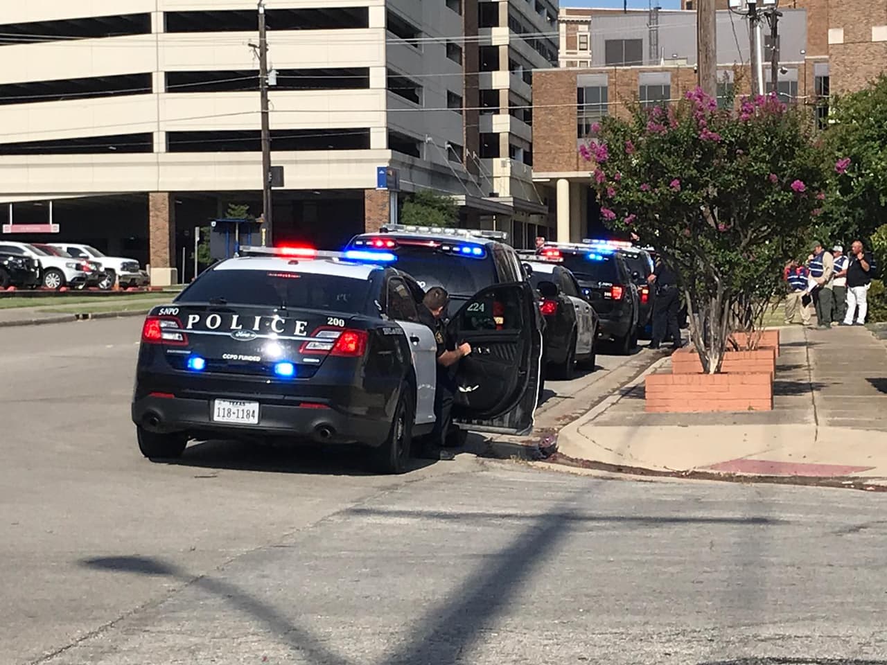 Efectivos de la policía impartieron instrucciones como si fuera una escena real.