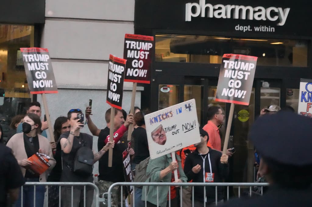 <b>PROTESTA</b>: A las afueras del Madison Square Garden, también hubo quienes expresaron
<b><a href="https://www.univision.com/noticias/trending/en-imagenes-donald-trump-asiste-al-juego-de-los-knicks-entre-protestas-y-un-fuerte-operativo-de-seguridad-fotos" target="_blank">su repudio al presidente de Estados Unidos, Donald Trump</a></b>, pero se aseguraron de manifestar su
<b>apoyo a los Knicks</b>.
<br>El sueño de algunos era
<b>que ganaran la serie final de la NBA en los primeros 4 partidos</b>, lo que
<b>no pasará</b>.