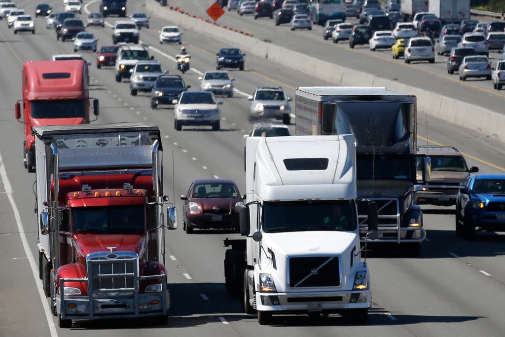 Texas elimina los exámenes de conducir comercial en español: ahora solo se podrán presentar en inglés