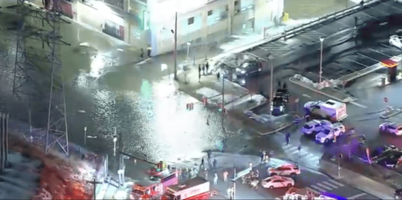 Una rotura masiva de una tubería de agua de 48 pulgadas dejó autos sumergidos y dejó varadas a 11 personas dentro de una instalación de almacenamiento el martes por la noche en el norte de Filadelfia.
<br>