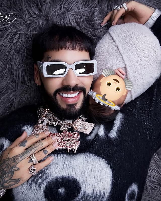 Anuel AA compartió esta fotografía en la que aparece su bebé Emmaluna.