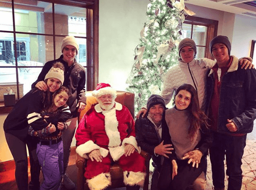 Sin duda, el espíritu navideño ha invadido a los famosos y con esta fotografía los actores desearon una feliz navidad a sus seres queridos y seguidores.