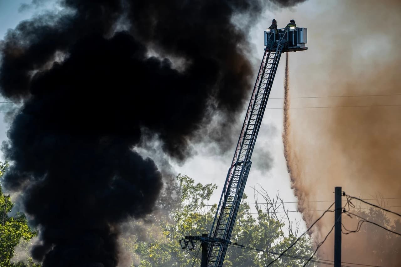Explosiones estremecen un edificio industrial de Ohio; hay dos trabajadores desaparecidos