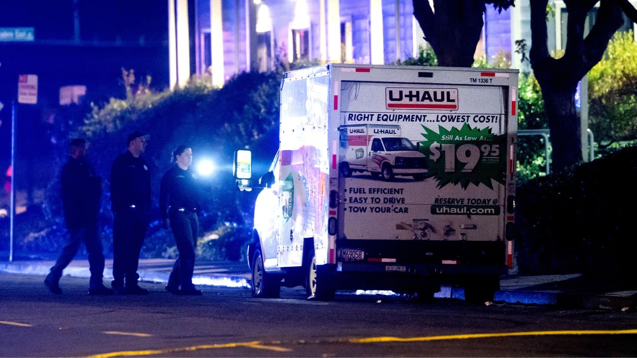 Oficiales balean a hombre que intentó entrar por la fuerza con un vehículo a base de la Guardia Costera