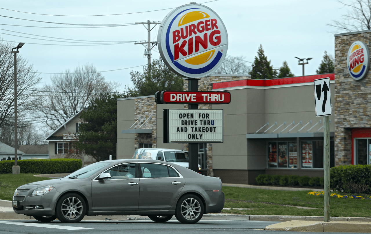 Empleado de Burger King atropella a indigente que lo amenazó con cuchillo tras pelea por un pedido