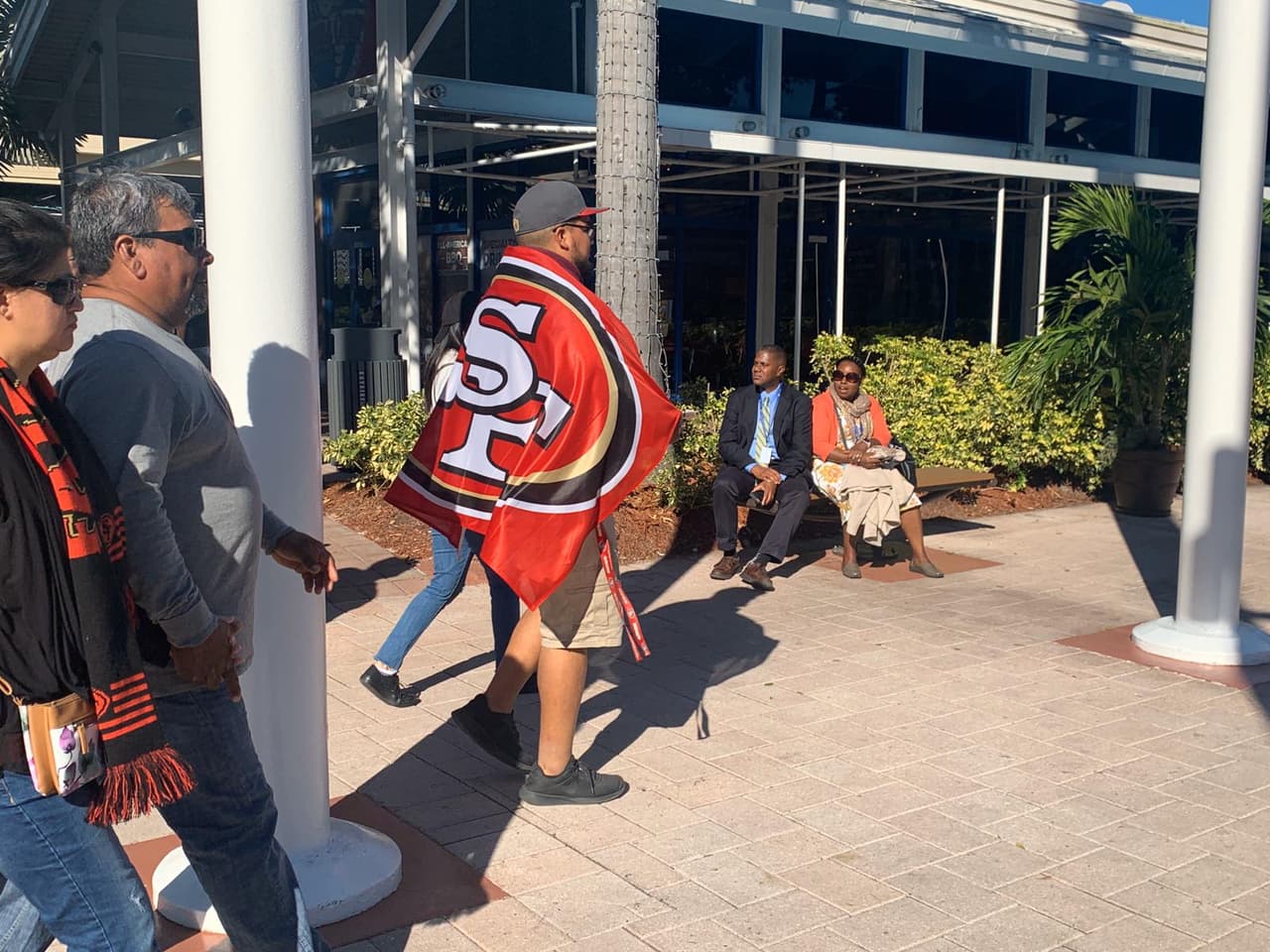 Así se vive el color en el Hard Rock Stadium de Florida previo al partido entre San Francisco 49ers y Kansas City Chiefs.