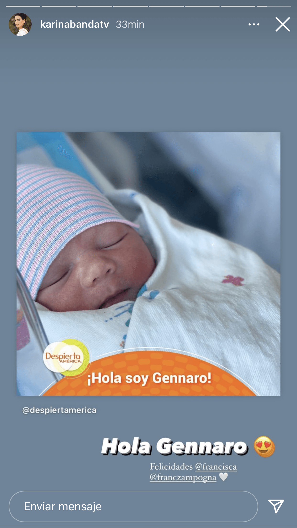 Desde temprano,
<b>Karina Banda</b> saludó con entusiasmo a Gennaro y mandó felicitaciones a los felices padres.