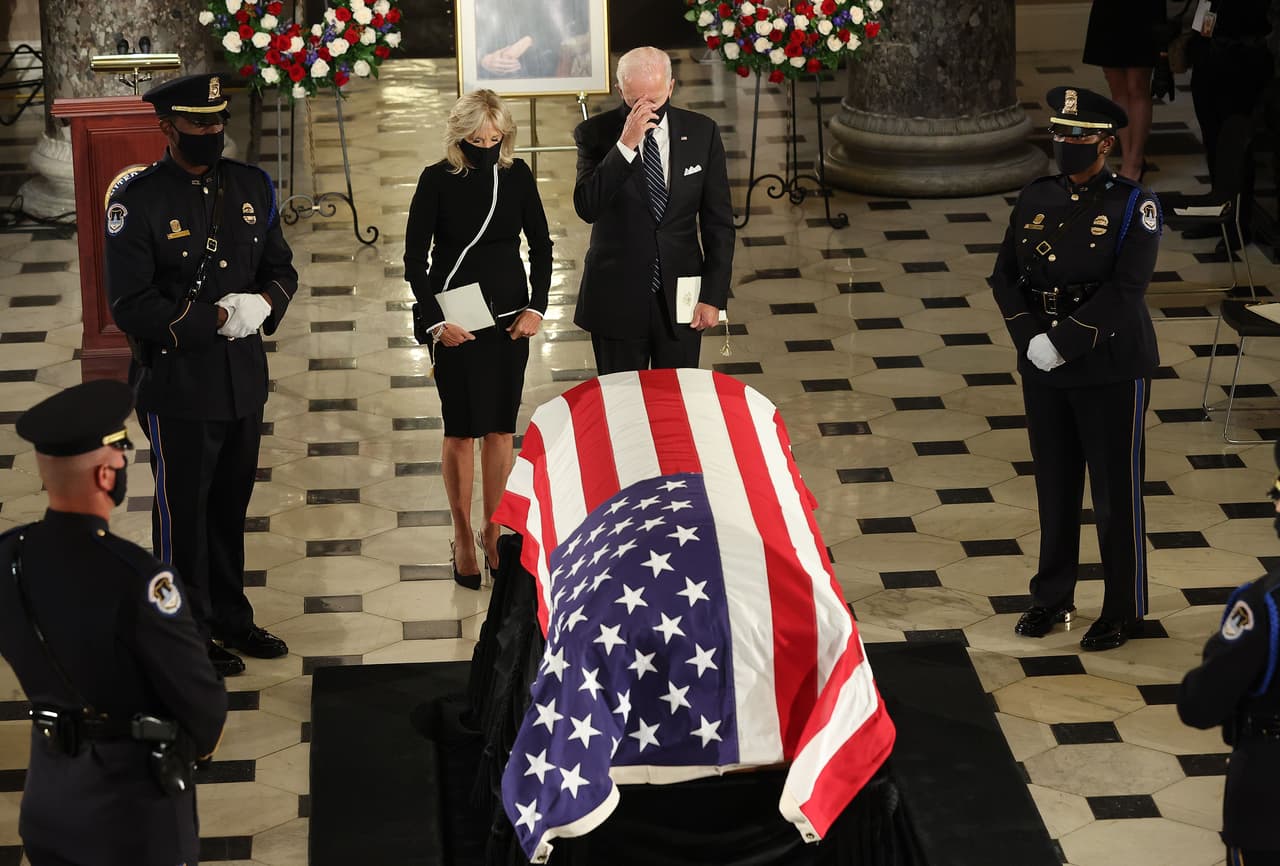 Joe y Jill Biden fueron de los primeros en acercarse al féretro después de ser colocado en el Salón Nacional de las Estatuas del Capitolio federal.