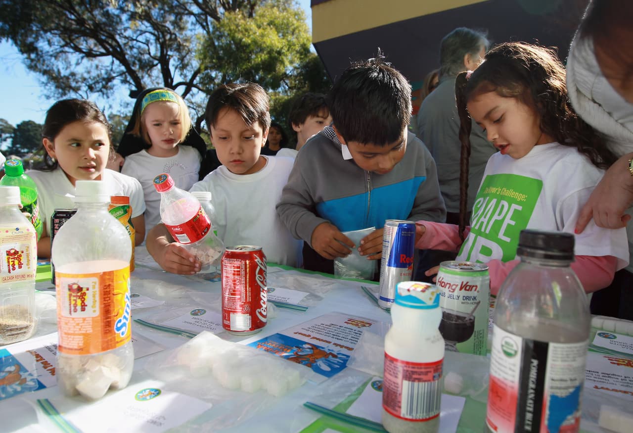 Latinos demandan ley de California que prohíbe a las ciudades cobrar impuestos a las sodas