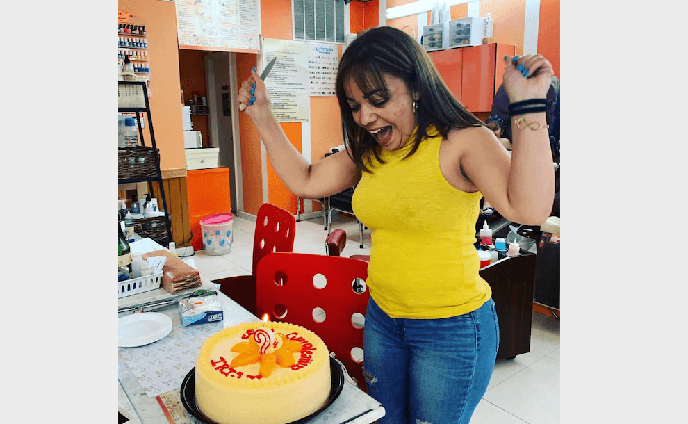 Iris celebra su cumpleaños en el salón.