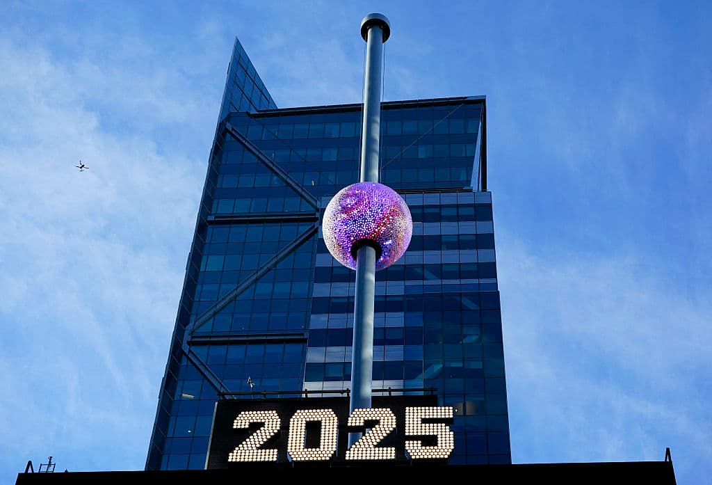 Este año, el estreno de
<b><a href="https://www.univision.com/noticias/este-ano-la-gran-esfera-de-nueva-york-vestira-cristales-de-serenidad-video" target="_blank">la popular esfera,</a></b> a la que cada año millones de personas le toman fotos y videos, no es el único en Times Square. Habrá dos experiencias inmersivas vinculadas a la bola Constelación.