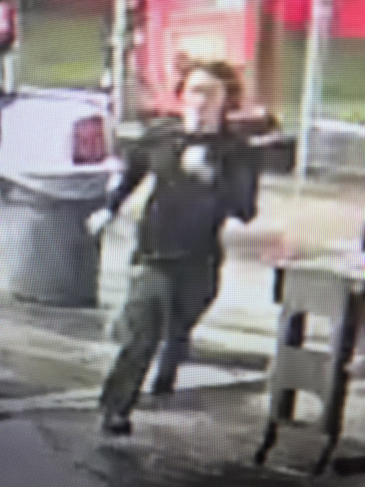 Un hombre de 24 años catalogado como “peligroso” está
<b>siendo buscado en el este de Carolina del Norte</b> por presuntamente
<b>provocar la muerte de su abuela de 72 años</b> y apuñalar a un agente del Sheriff del condado Craven.
<br>
<br>La Oficina del Sheriff del condado Craven informó que el miércoles 29 de octubre recibieron una llamada del restaurante
<b>Bojangles en Vanceboro.</b>
<br>
<br>Un hombre identificado como
<b>Dominic Connelly se encontraba en el baño del establecimiento y agredió a un agente del sheriff con un cuchillo antes de huir a pie.</b>